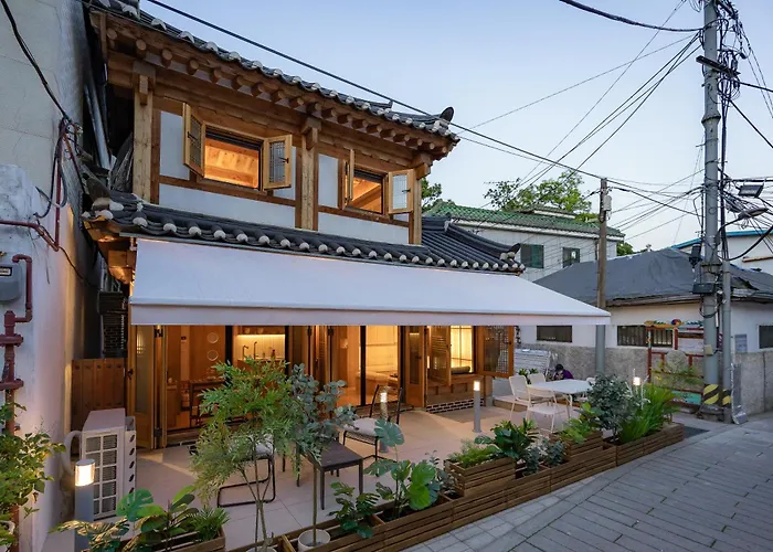 Haeon Seoul,2층 한옥 독채,서울 핫플 중심가에 위치,주요 핫플 도보 이동,테라스,지하철과공항버스5분,종로,익선동,경복궁,북촌한옥마을,명동 * 首爾
