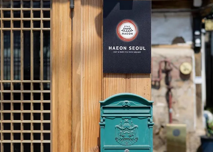 Haeon Seoul,2층 한옥 독채,서울 핫플 중심가에 위치,주요 핫플 도보 이동,테라스,지하철과공항버스5분,종로,익선동,경복궁,북촌한옥마을,명동 首爾