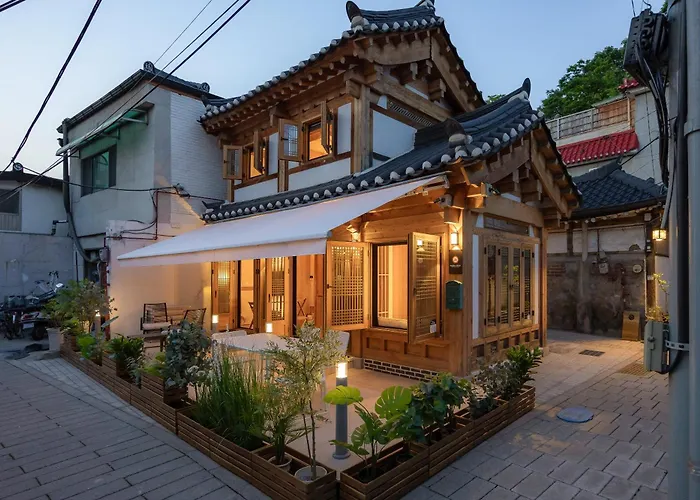 別墅 Haeon Seoul,2층 한옥 독채,서울 핫플 중심가에 위치,주요 핫플 도보 이동,테라스,지하철과공항버스5분,종로,익선동,경복궁,북촌한옥마을,명동 *